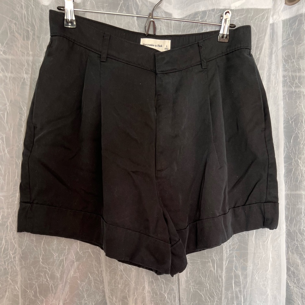 Abercrombie High Rise Pleated Trouser Shorts (Black Size Large)
